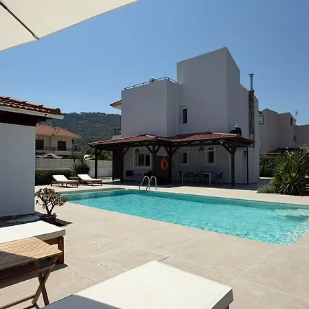 Yasmina Villa *